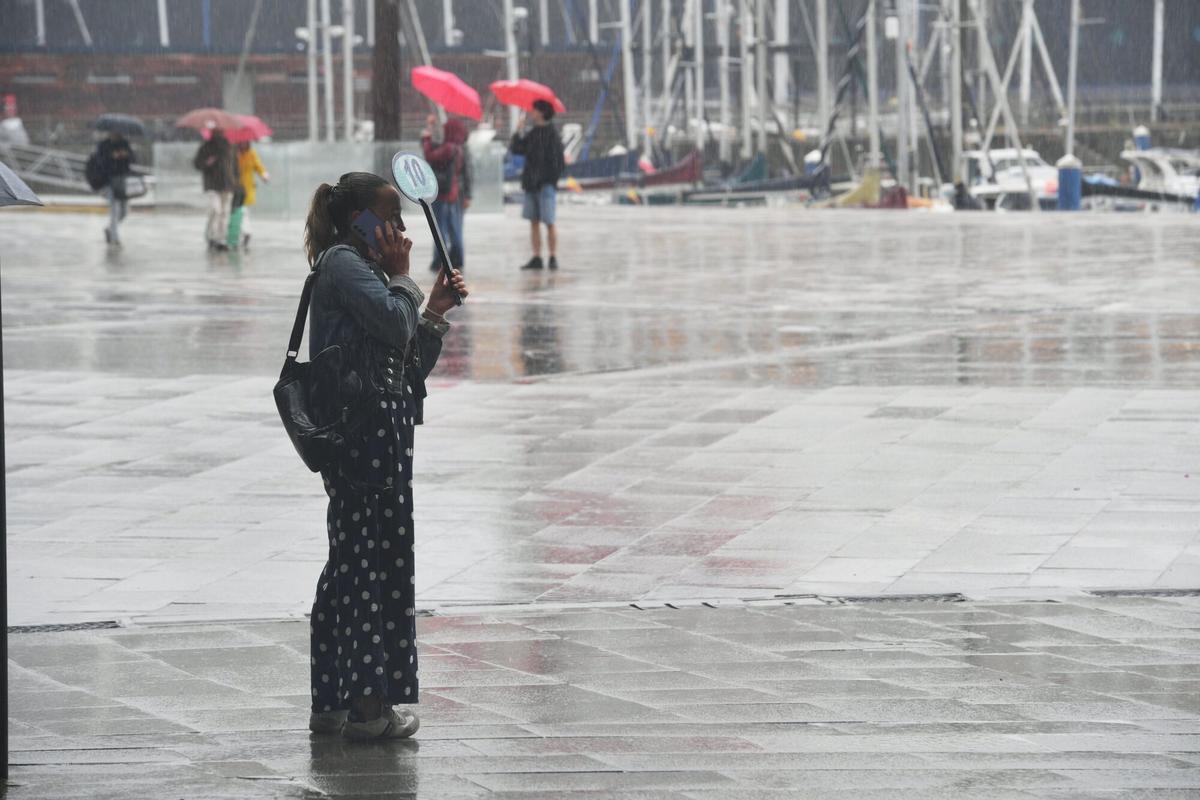 Calles mojadas y paraguas este miércoles de alerta naranja por lluvias en A Coruña. Calles mojadas y paraguas este miércoles de alerta naranja por lluvias en A Coruña.