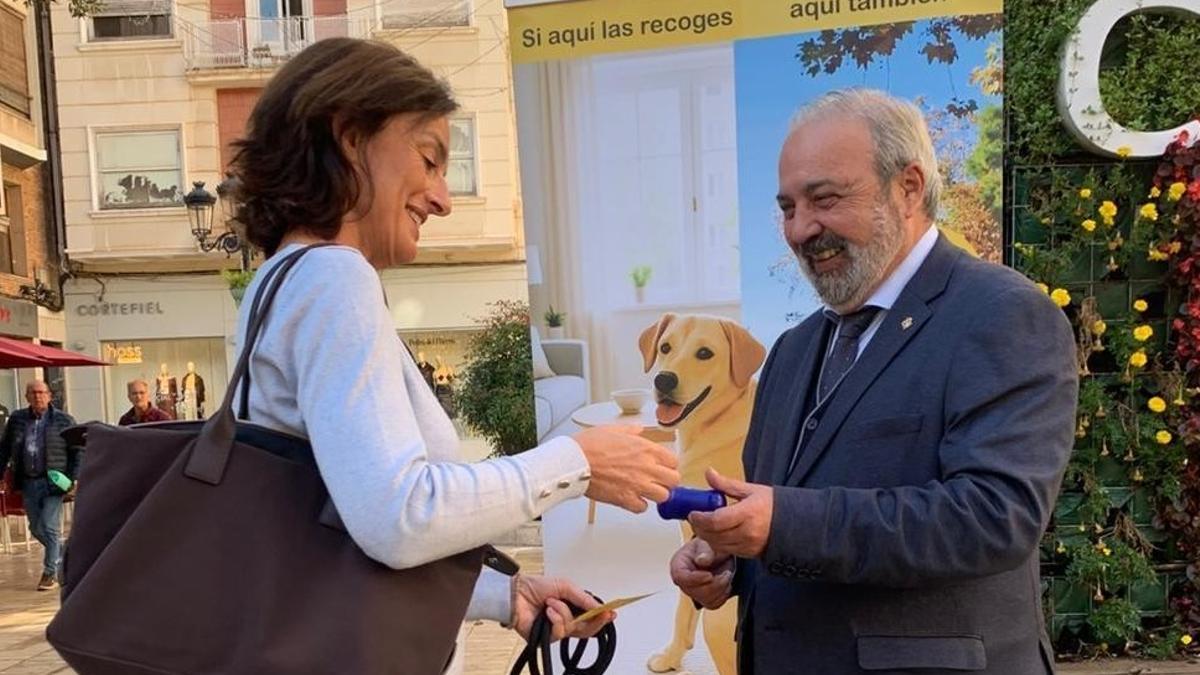 Ferrer reparte unas bolsitas a una vecina.