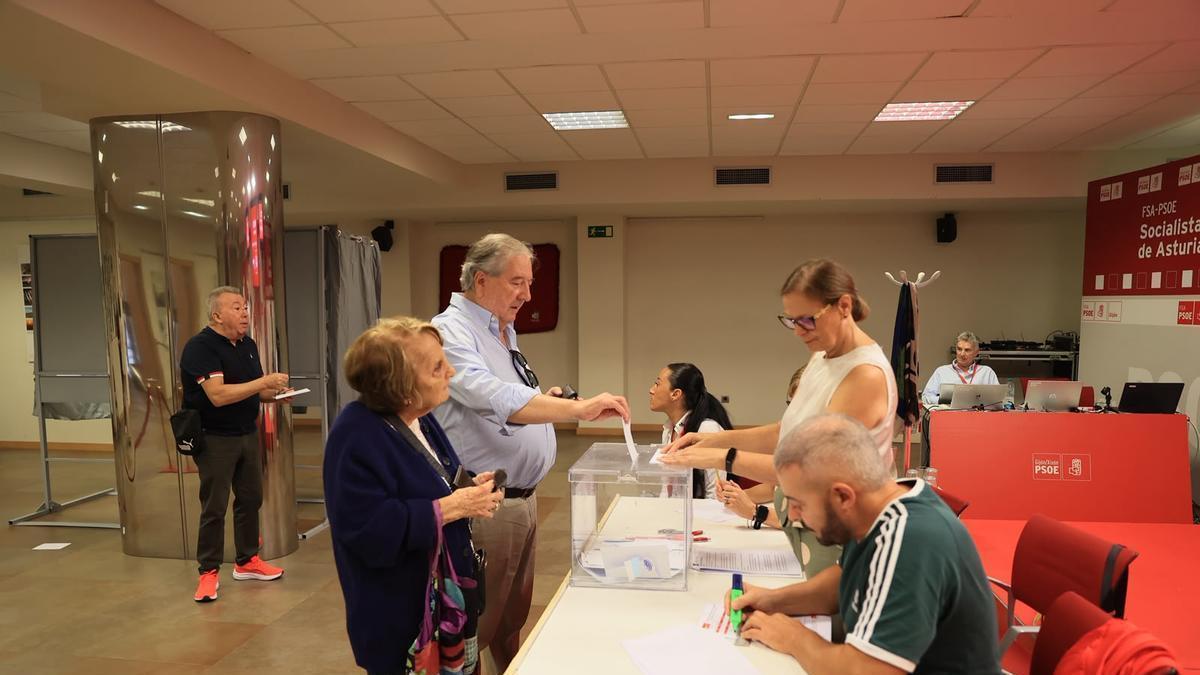 los militantes empiezan a votar por Lara Martínez o Ramón Tuero