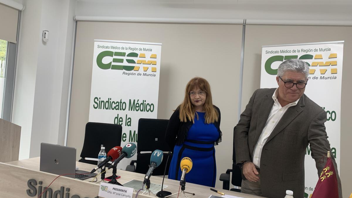 María José Campillo y Clemente Casado en el sindicato médico Cesm