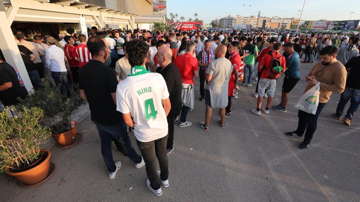 Los alrededores del estadio están llenos de aficionados como en todas las grandes citas