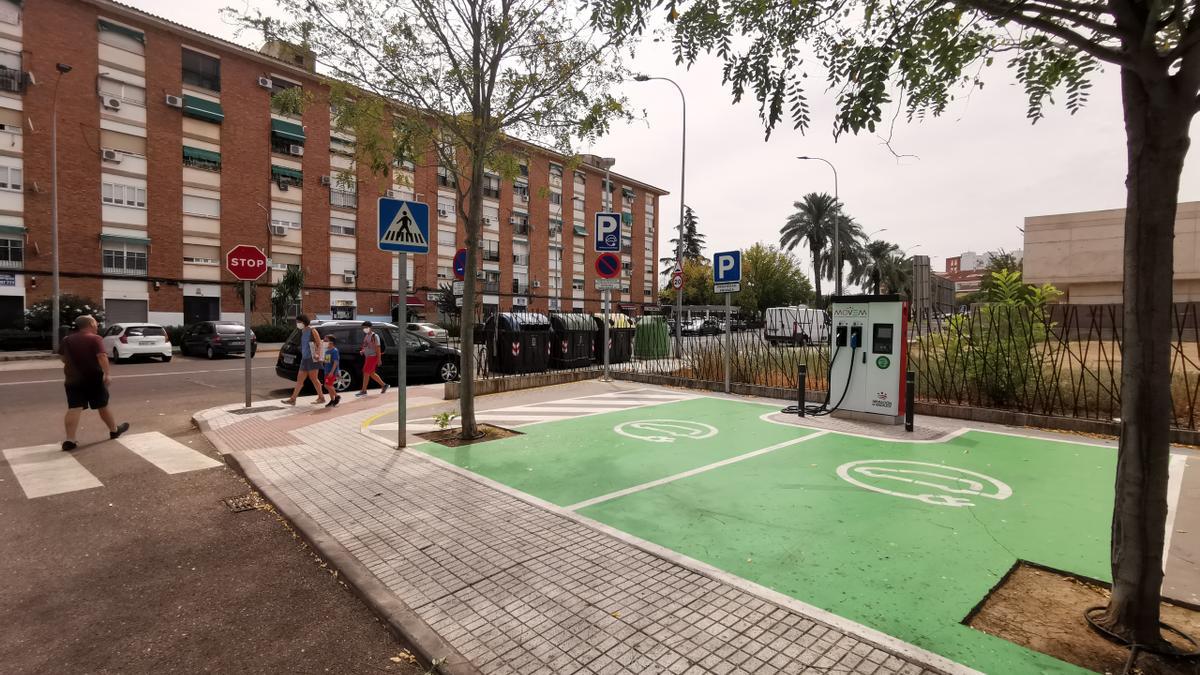 Punto de recarga de la diputación junto a la sede de Promedio en Badajoz.