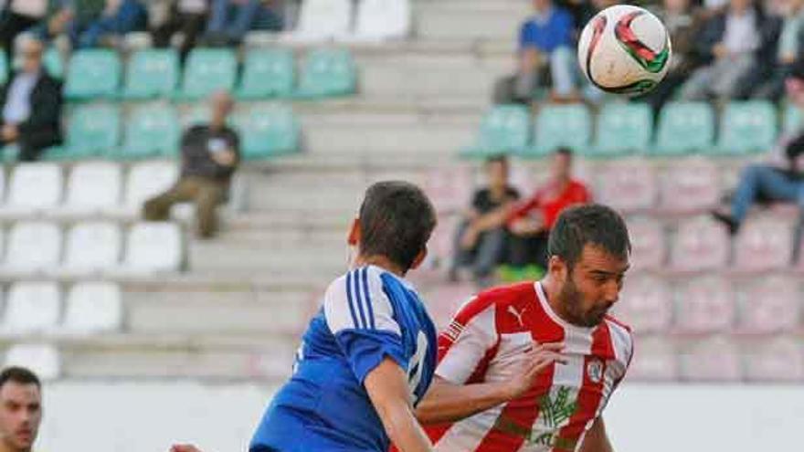 Edu Ruiz cabecea un balón, ayer.