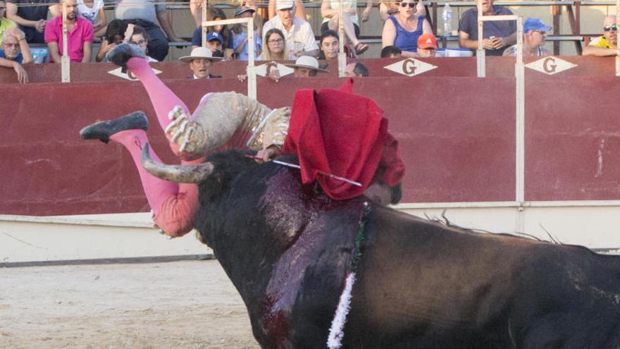 Filiberto, prendido en el último toro de la tarde.