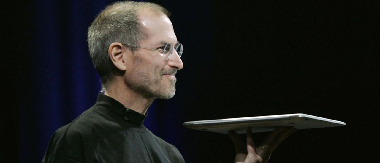 Steve Jobs presentó el MacBook Airen 2008.