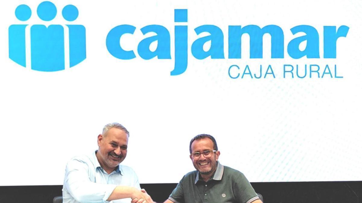 El presidente del CA Safor Teika con el director territorial en València del Grupo Cajamar tras firmar el convenio