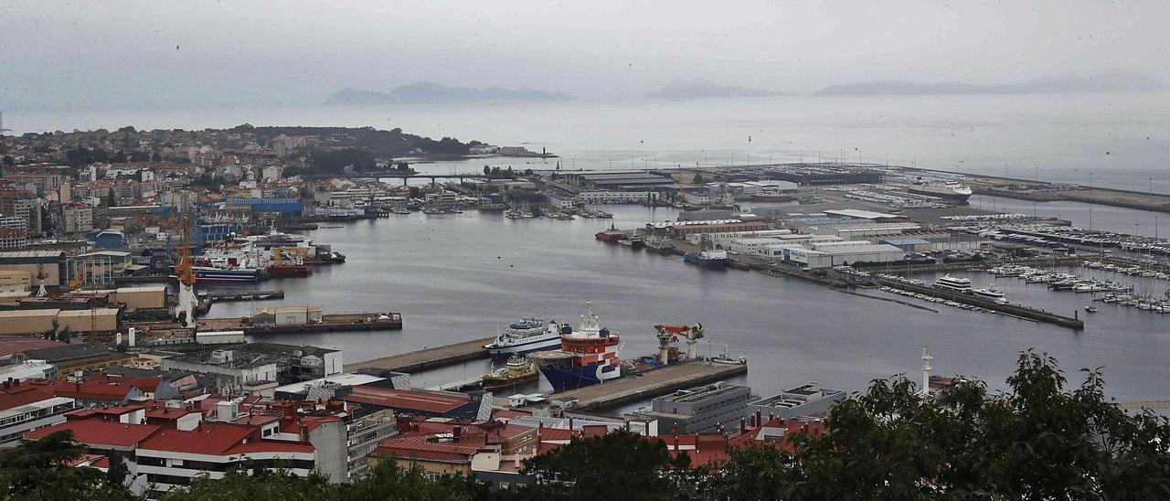 Vista general  de parte del puerto de Vigo, con los astilleros y el relleno de Bouzas  al fondo