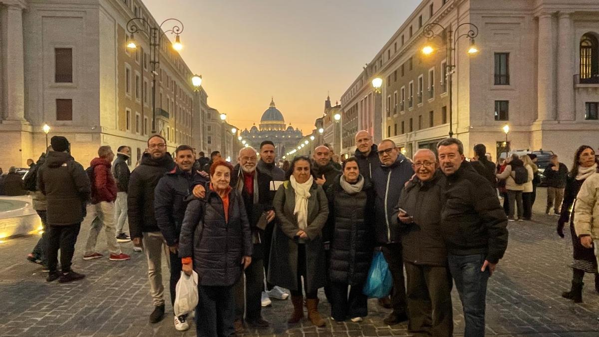 Los presos junto a los capellanes de la prisión y voluntarios de la Pastoral Penitenciaria, en Roma.
