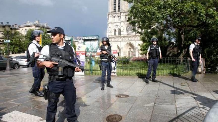 França Un home ataca un policia a Notre Dame al crit d&#039;«Això és per Síria»