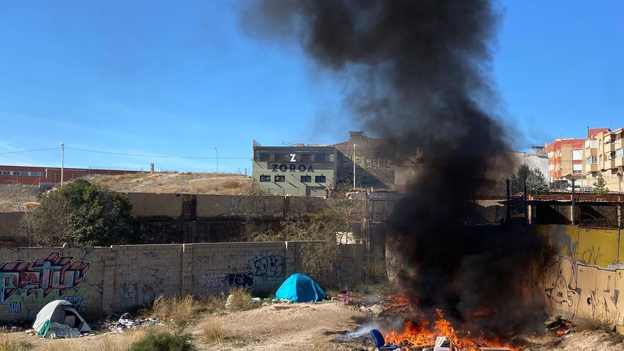 Un incendio en la calle Teulada de Alicante desata la preocupación