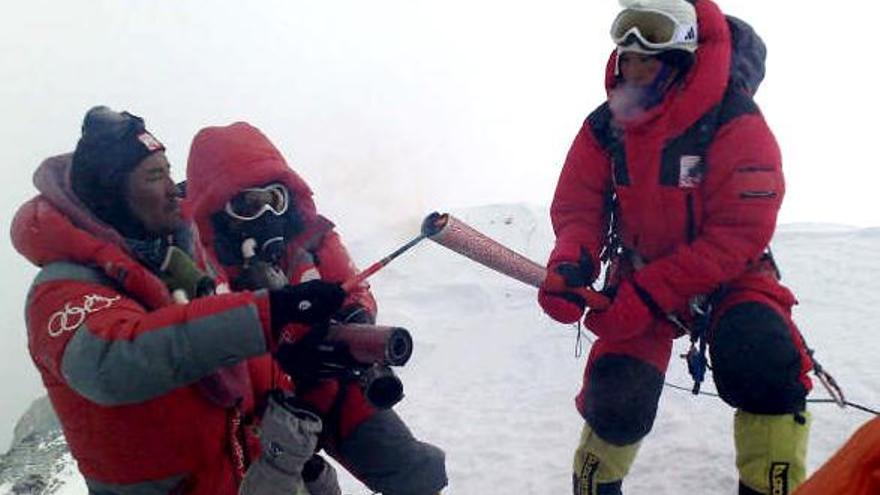 Luobuzhandui (i) encendiendo la llama olímpicade Pekín sostenida por el portador Jiji (d) a las 9:12 am tiempo local hoy, 8 de mayo de 2008, en la cima del monte Everest.