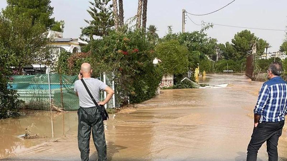El agua rodea algunos diseminados en Benicull.