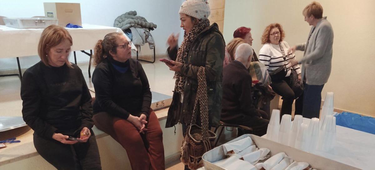 Reparto de chocolate con churros en Almonacid de la Sierra.