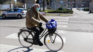 zentauroepp52734551 a man wearing a protective mask rides his bicycle past the h200317191645