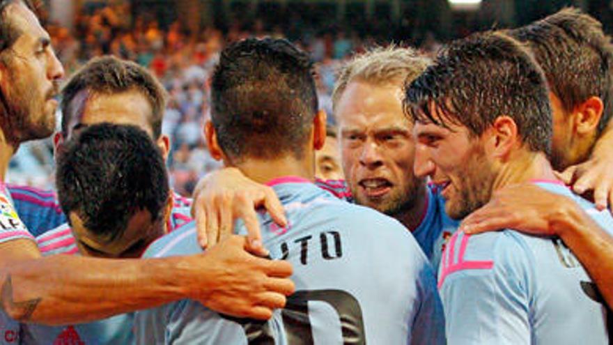 Los jugadores del Celta celebran el gol de Nolito // MARTA G. BREA