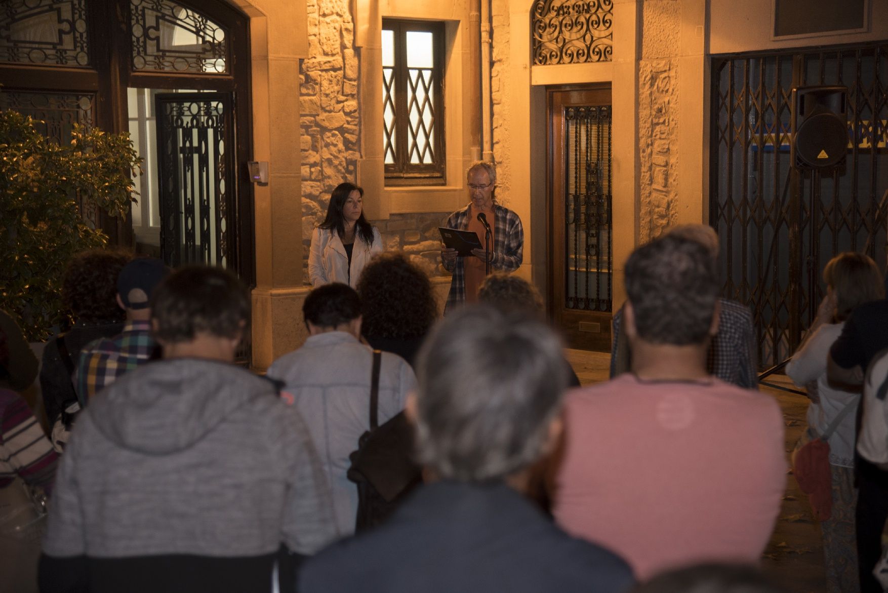 Unes 150 persones donen suport a Adriana Delgado pel judici contra la mesa del Parlament