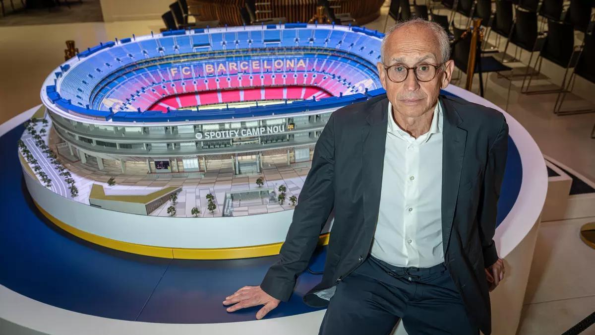 Ferran Olivé, tesorero del FC Barcelona, posa para EL PERIÓDICO ante una maqueta del Spotify Camp Nou en las oficinas del club