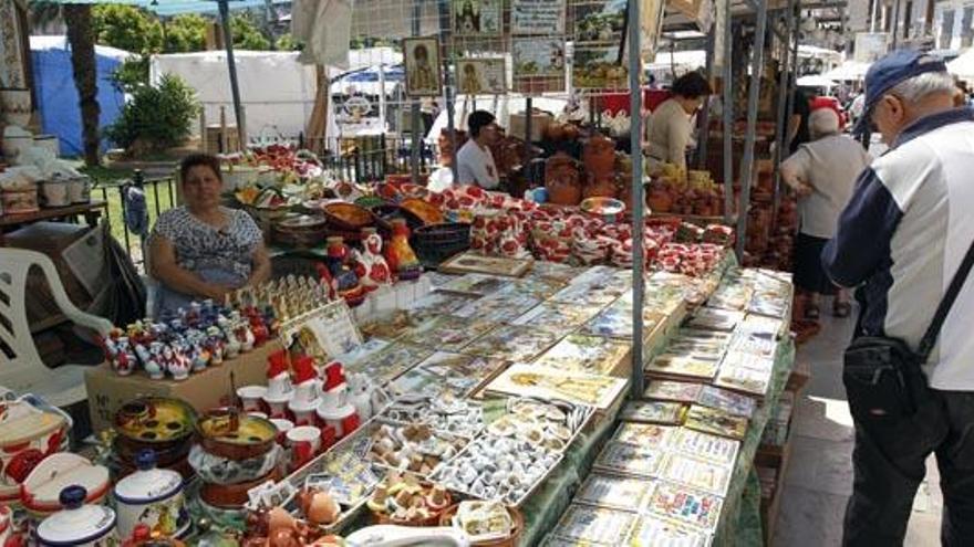 El mercado de «L´escuraeta» se instala en la plaza de la Reina hasta el domingo del Corpus Christi (mitad de junio).