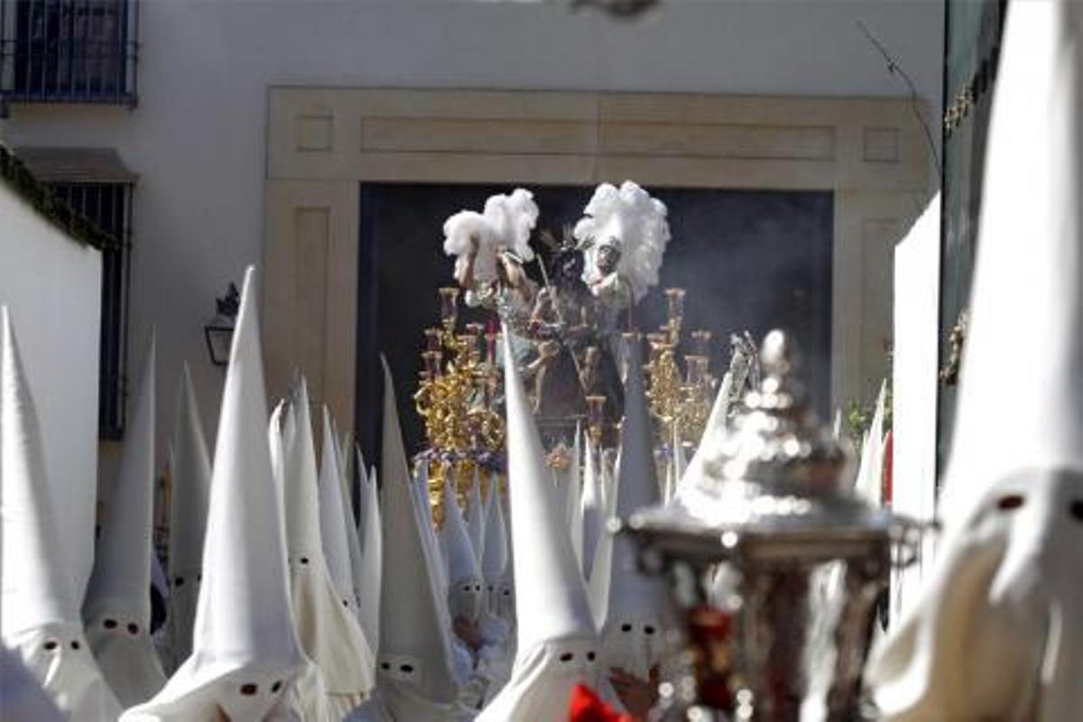 Una tarde primaveral envuelve a las cofradías el Lunes Santo