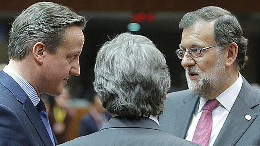 Rajoy parlant amb el seu homòleg britànic David Cameron.