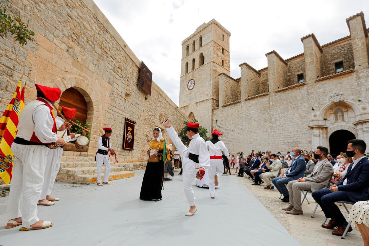 El ‘ball pagès’ en la plaza de la Catedral.