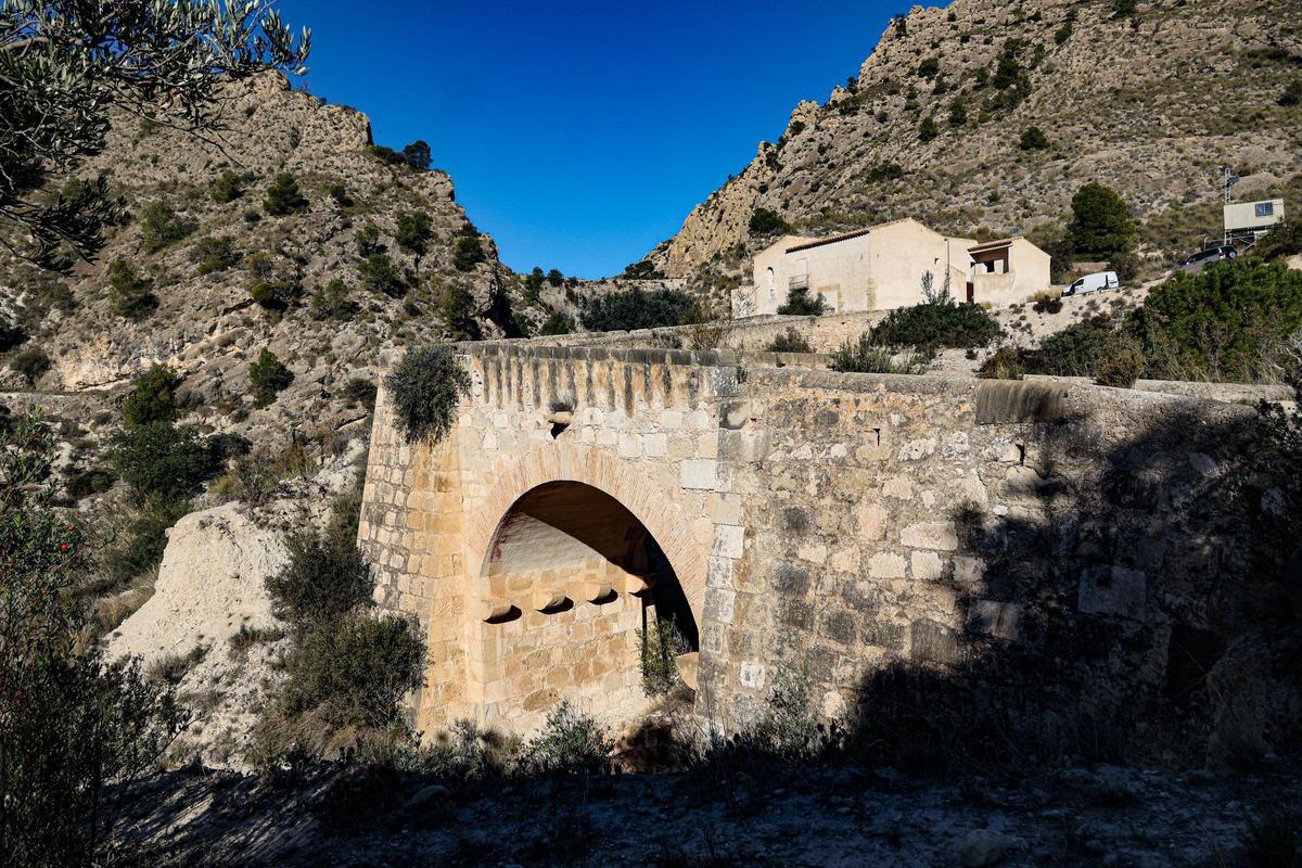 Uno de lso puentes aguas abajo, con la Casa del Pantanero a la derecha