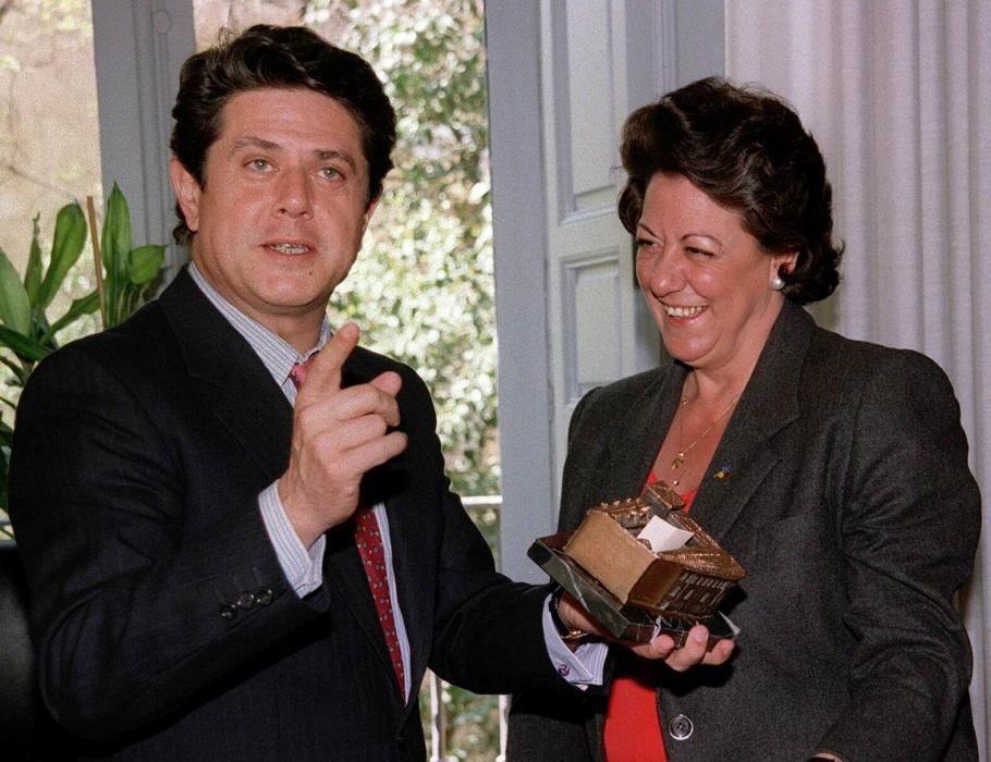 El expresidente del Congreso de los Diputados, Federico Trillo, recibe un obsequio de Rita Barberá tras suscribir un convenio para la  organización de una jornada sobre 'Constitución y Democracia Local', en 1998.