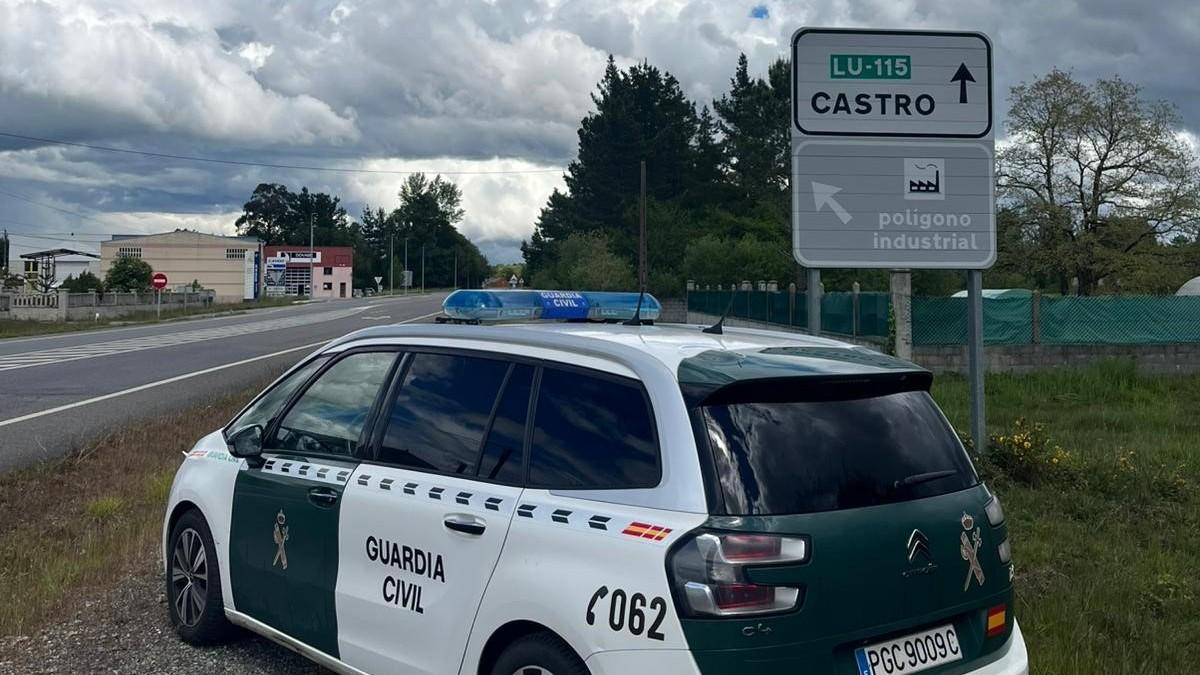 Coche de la Guardia Civil en las inmediaciones del polígono industrial de Castro de Ribeiras de Lea.