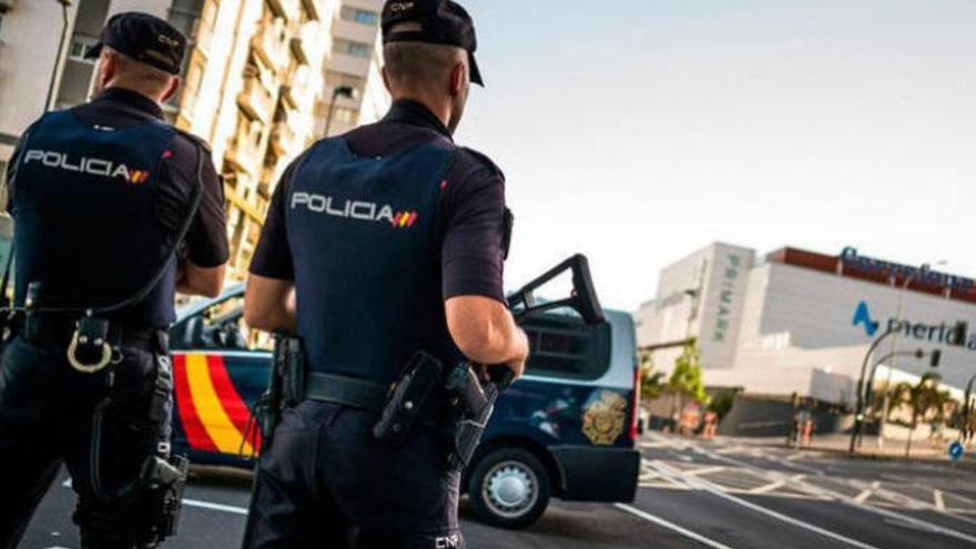 Dos agentes de la Policía Nacional en Santa Cruz de Tenerife.