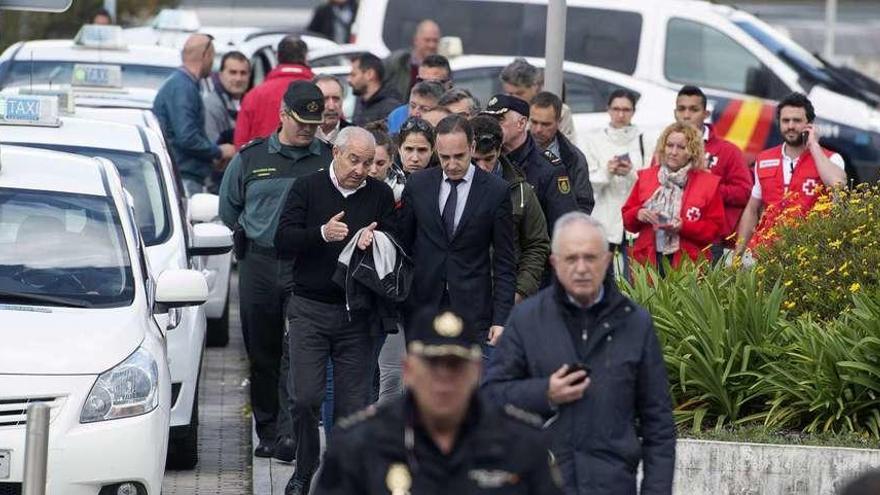 El presidente de la AMZ conversa con el Delegado del Gobierno en Cantabria.