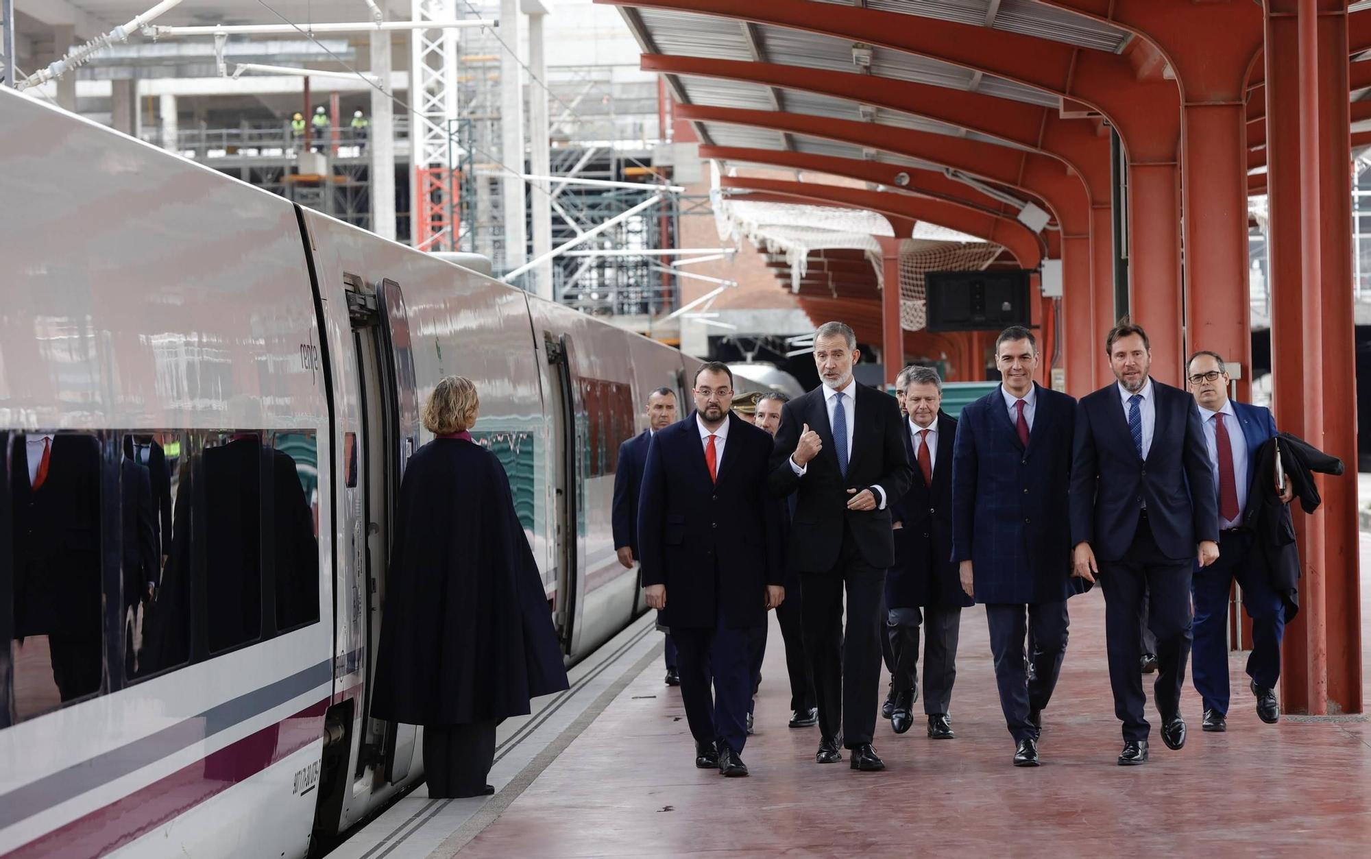 El AVE realiza su viaje inaugural de Madrid a Asturias