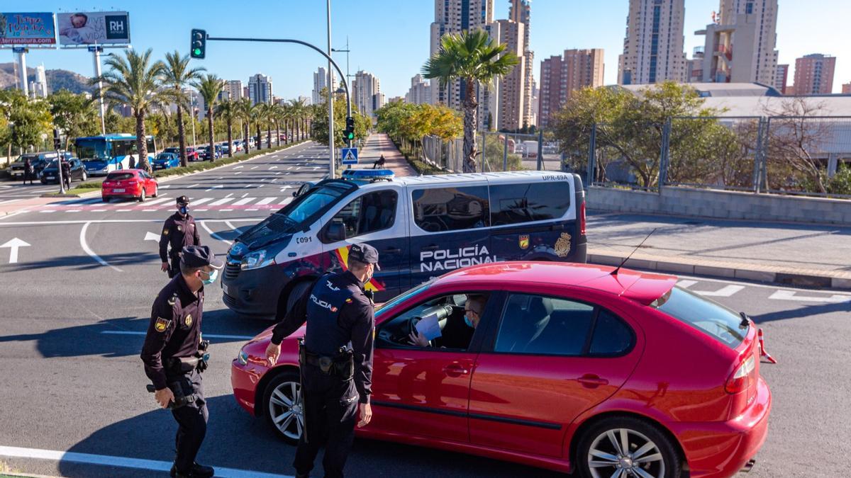Los controles policiales provocan colas kilométricas en Alicante
