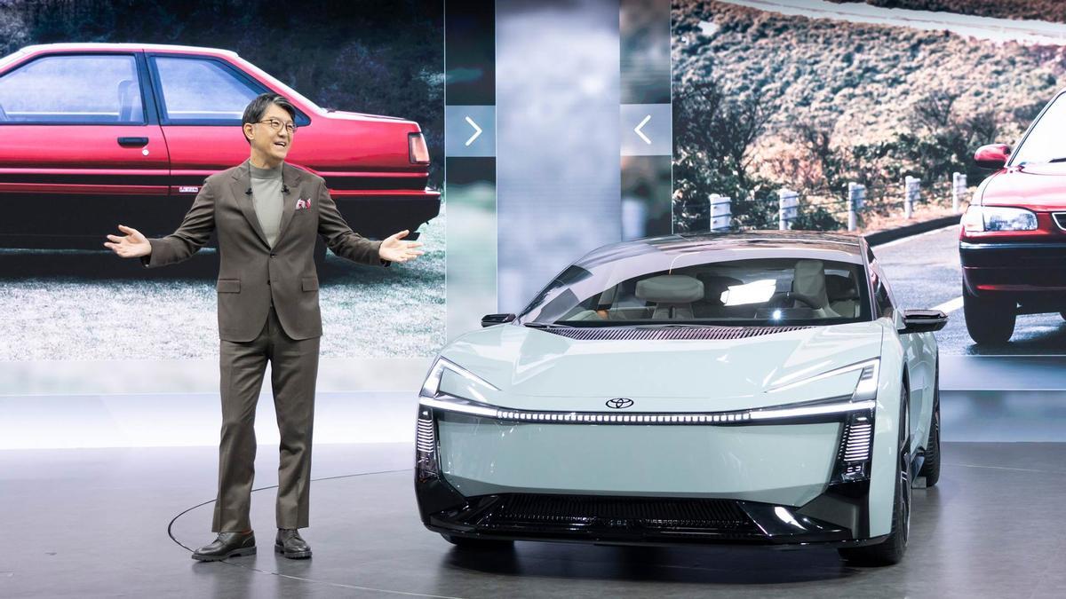Koji Sato, presidente y CEO de Toyota, junto al Corolla Concept.