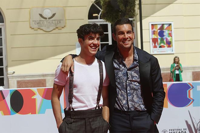 Mario Casas y su hermano Óscar Casas en el Festival de cine de Málaga