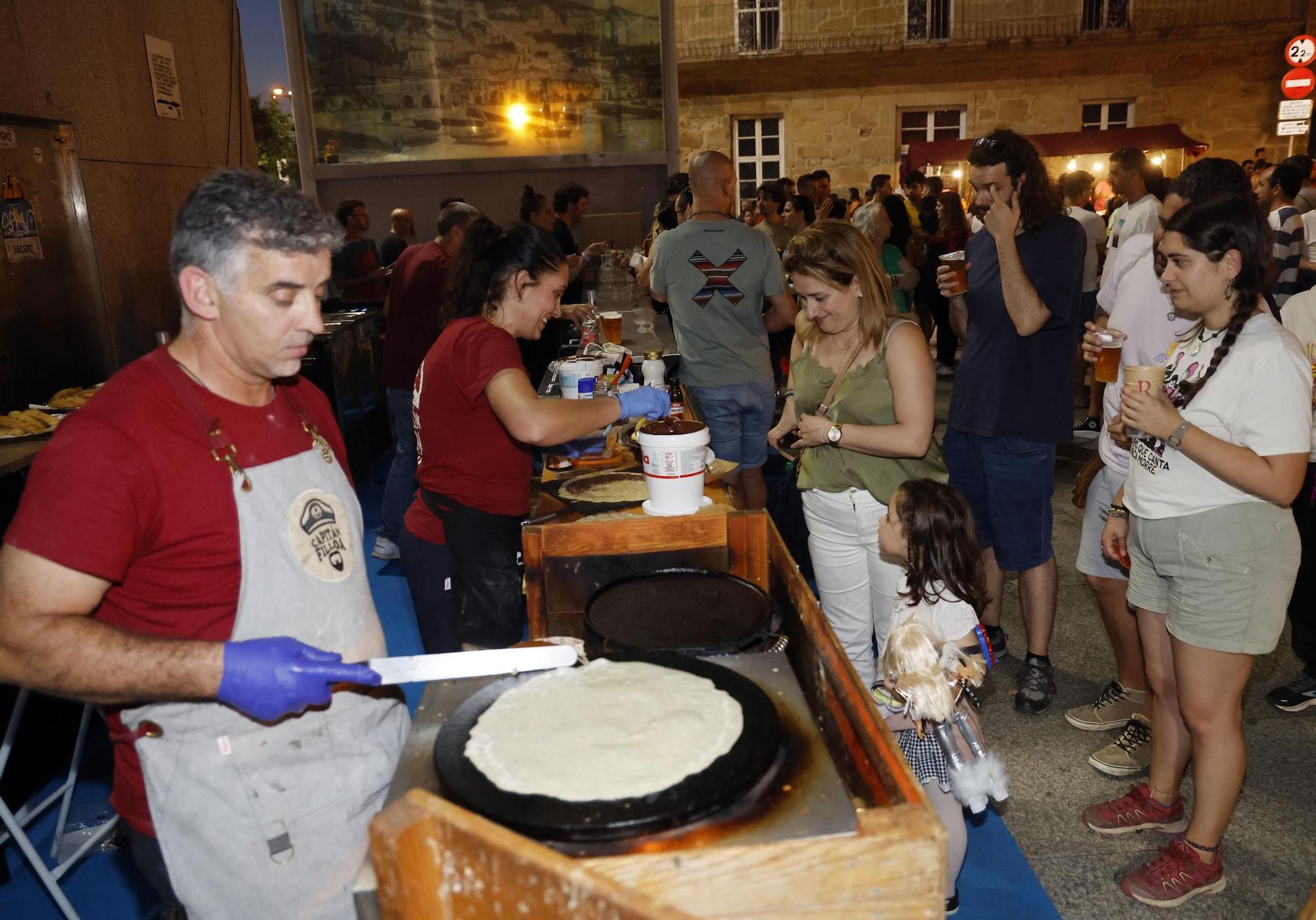 Ambientazo en las playas y plazas llenas para celebrar la noche meiga