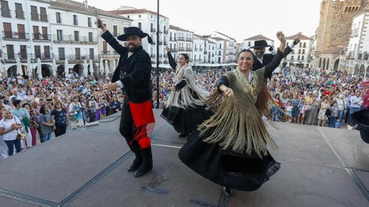 La Agrupación El Redoble, durante una actuación en la plaza Mayor de Cáceres.