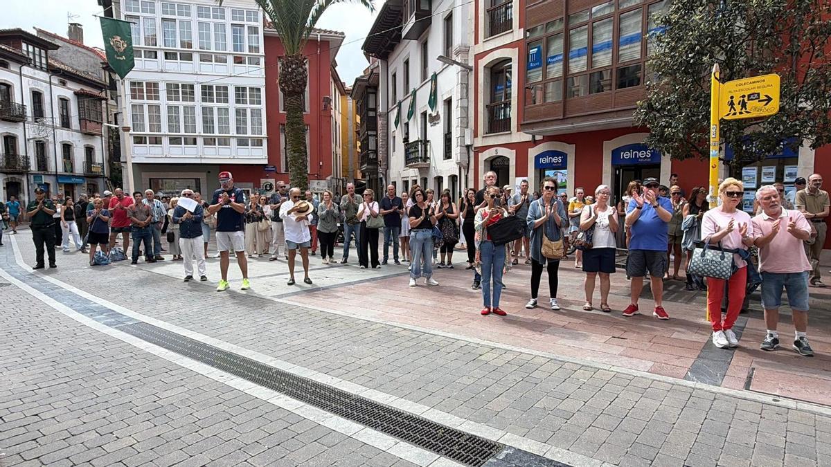 La multitud presente en el minuto de silencio celebrado en Llanes, lugar de los hechos