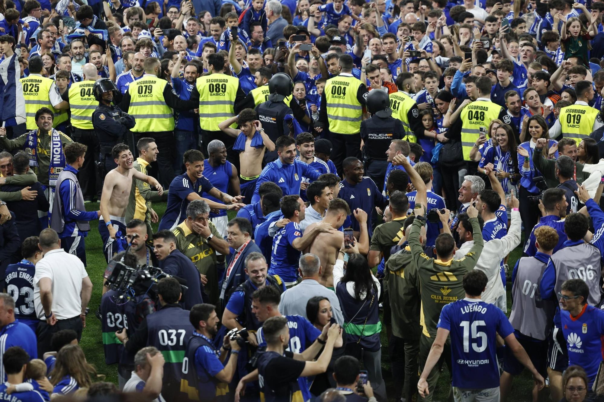 EN IMÁGENES: Así se vivió en el Carlos Tartiere la noche del ascenso del Oviedo a Primera División 24 años después
