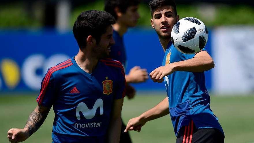 Isco y Asensio, durante el entrenamiento de ayer. // Efe