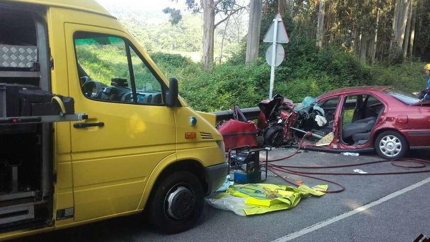 El vehículo siniestrado, ayer, en la carretera AS-16 a su paso por Riberas.