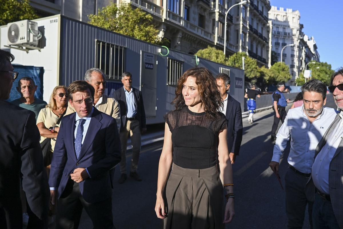 La presidenta de la Comunidad de Madrid, Isabel Díaz Ayuso (c), asiste junto al alcalde josé Luis Martínez-Almeida (i), a la manifestación con motivo del Día de Ceuta en Madrid