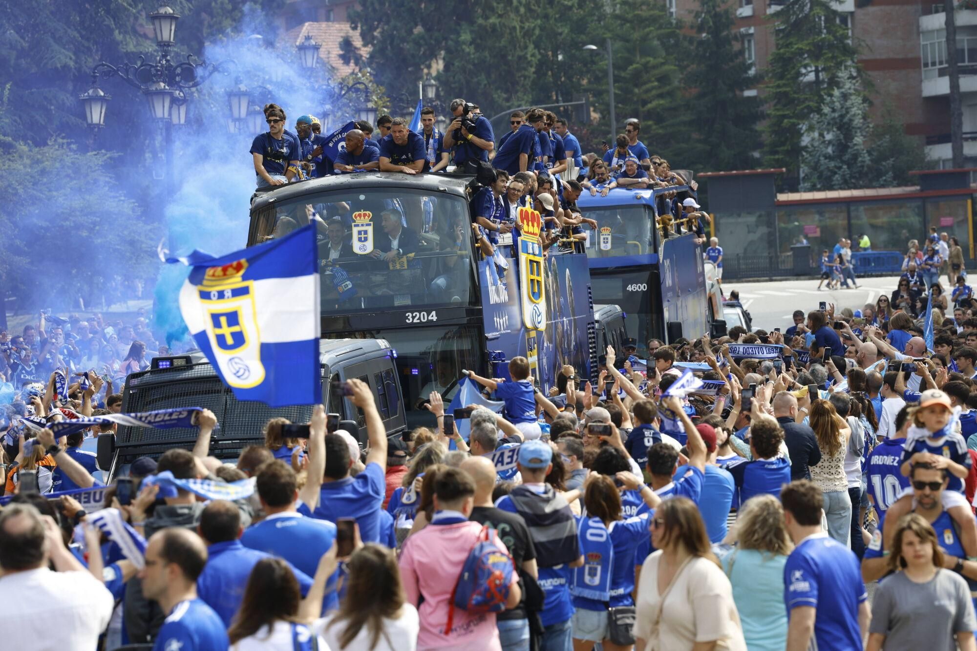 Locura azul en las calles de Oviedo para celebrar el ascenso del equipo a Primera División