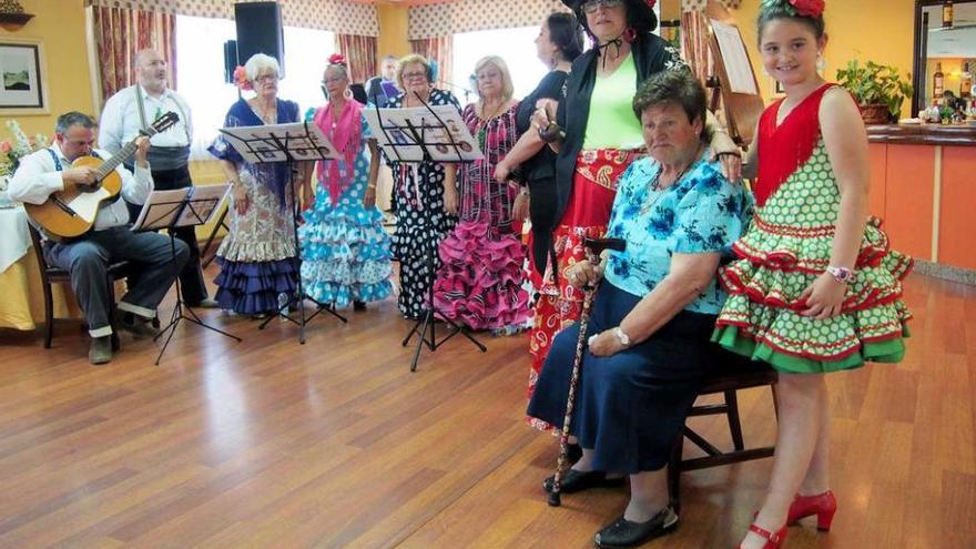 Por la derecha, Lucía Quiroga, su abuela Juanita Ramírez (la homenajeada) y Agustina Castro, con el Coro Rociero de Gijón, ayer.