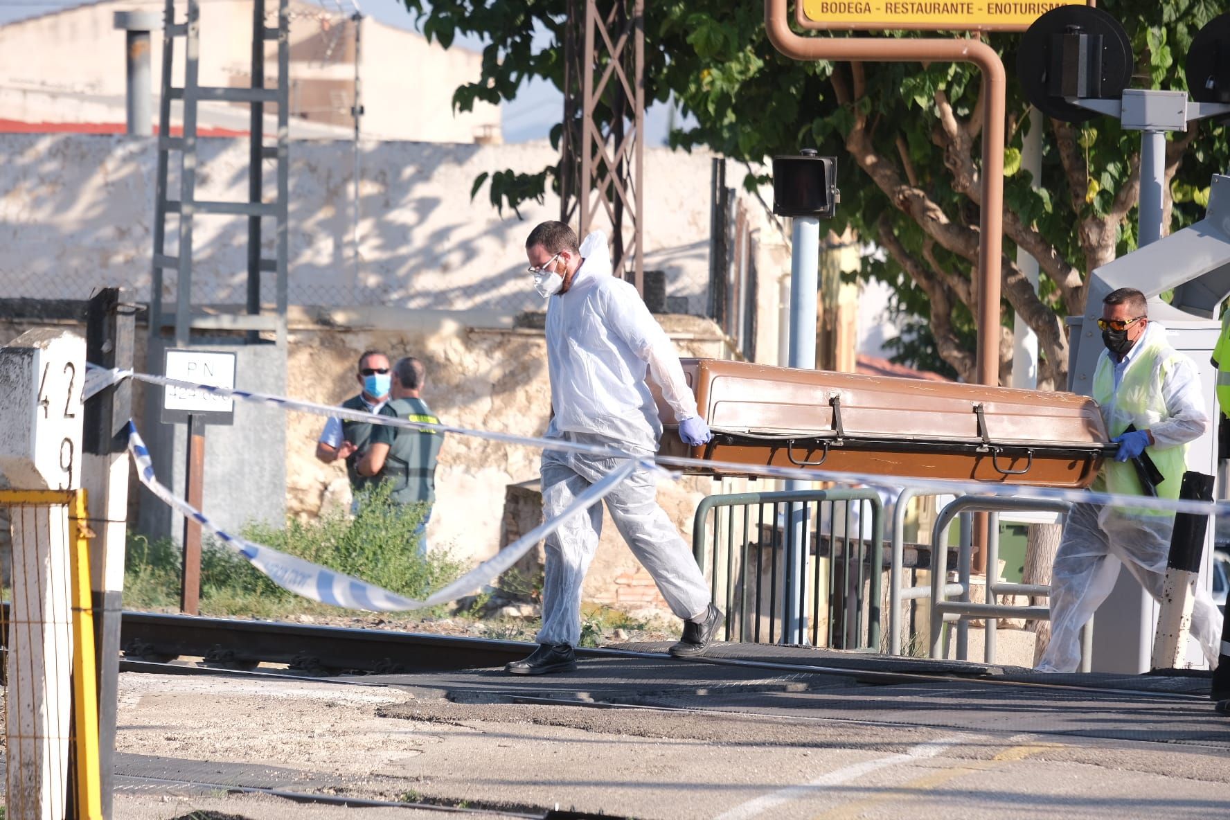 Accidente mortal en Novelda: un tren arrolla a cuatro personas que viajaban en un coche