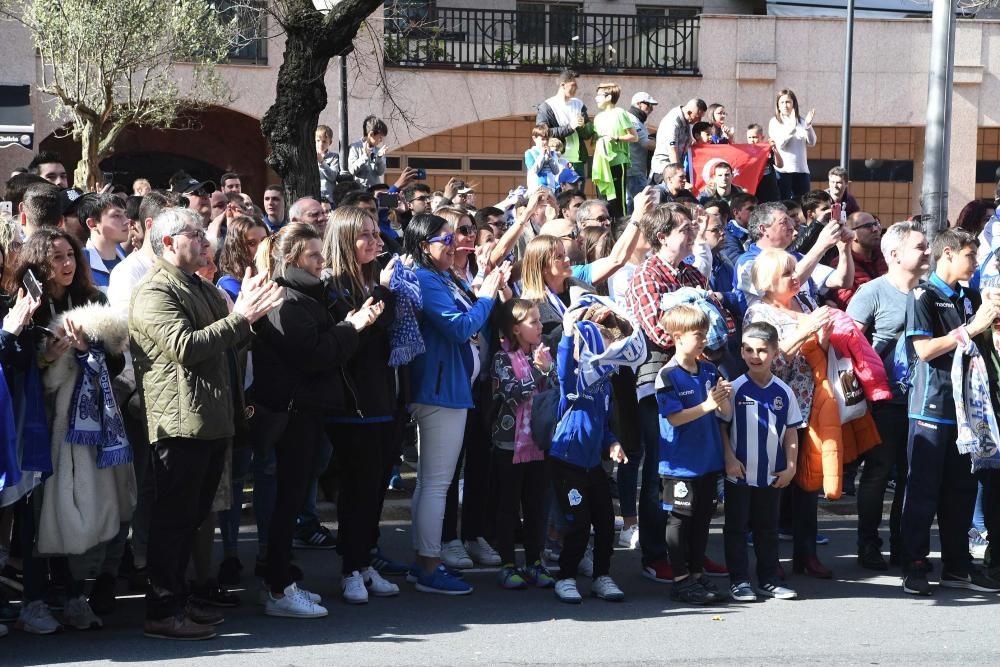 Numerosas peñas y seguidores convocan al deportivismo ante el hotel del que partirá el equipo y a las puertas de Riazor para recibir el autobús.