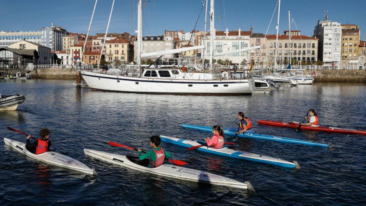 Piragüistas del Grupo Covadonga, en el Muelle.