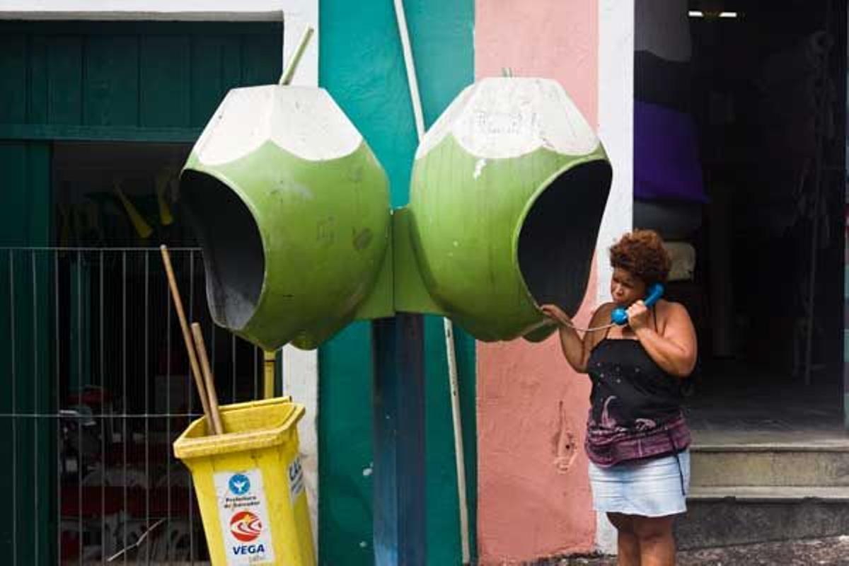 Cabinas telefónicas con forma de coco en el barrio de Pelourinho