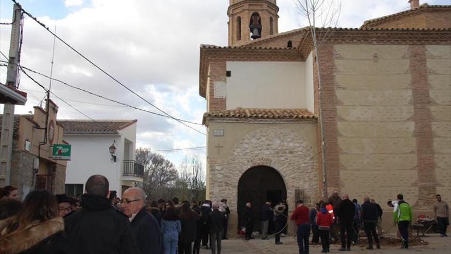 Lagata vuelve a izar un gran chopo en la plaza de la iglesia