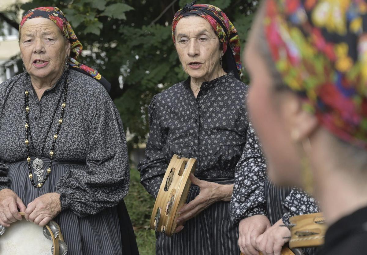 Participantes nunha foliada no Parque de Santa Margarida, na Coruña. |  Casteleiro