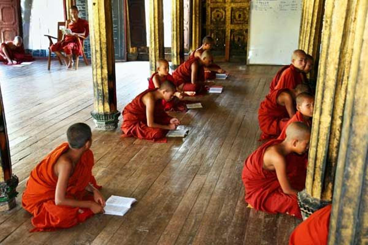 Todos los hombres birmanos tienen que pasar una parte de su vida en un monasterio budista